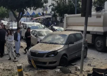 Іран атакував Ізраїль – уламок касетної ракети впав біля посольства України – Світові новини