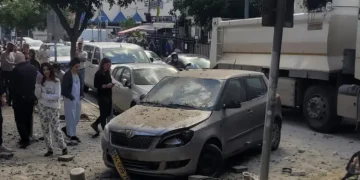 Іран атакував Ізраїль – уламок касетної ракети впав біля посольства України – Світові новини