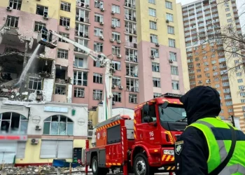 Київ знову під обстрілом: десятки поранених і сотні будинків без тепла