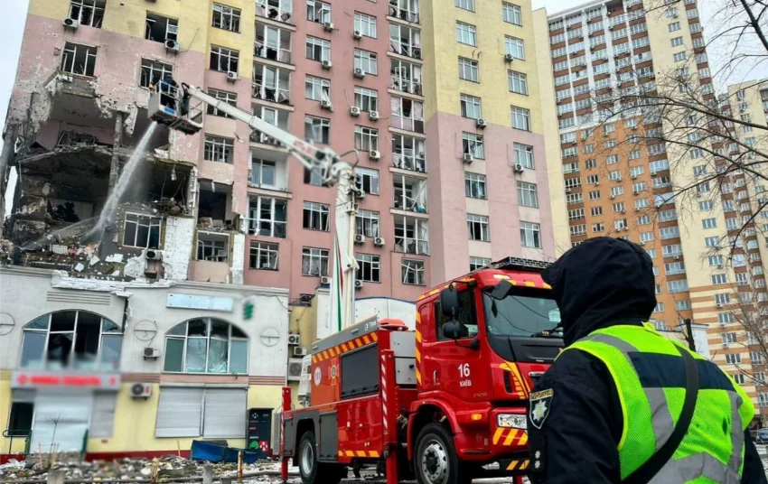 Київ знову під обстрілом: десятки поранених і сотні будинків без тепла