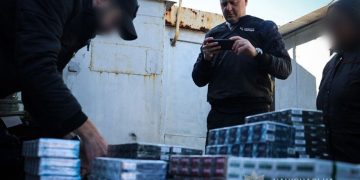 Контрафакт на 1,5 млн грн: у Запоріжжі викрили мережу торговців цигарками