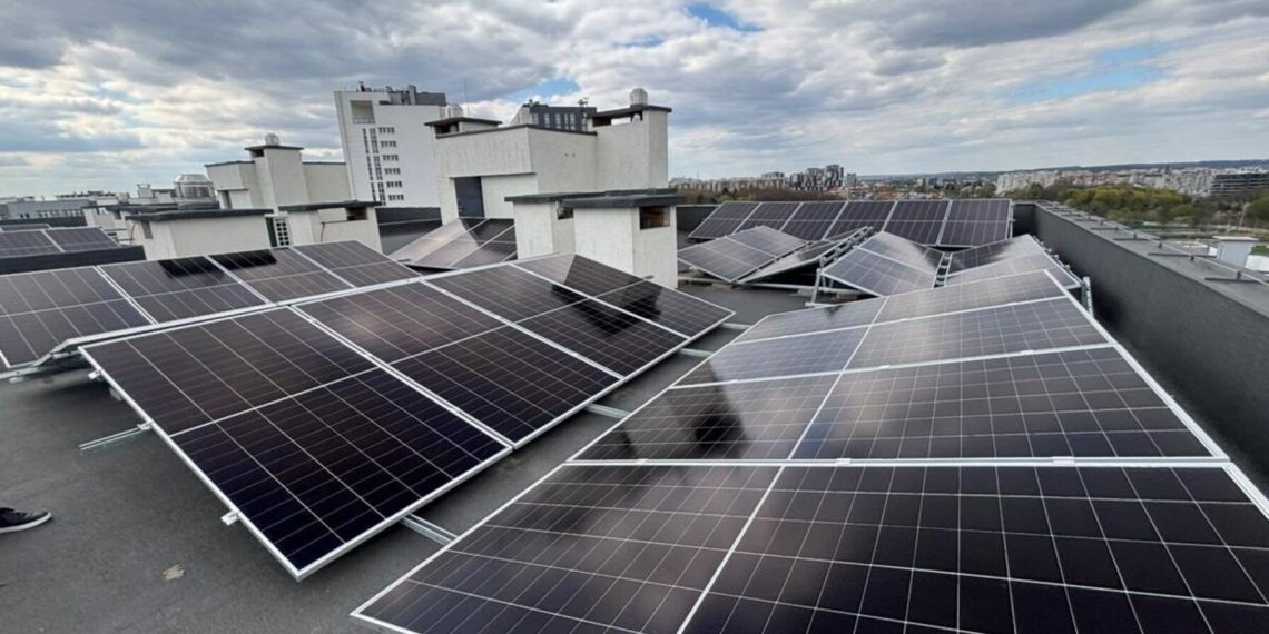 Львів: ОСББ Янева 25 забезпечило автономність будинку завдяки сонячним панелям –