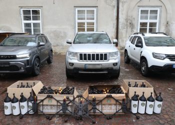 Львів передав військовим три автомобілі та 25 FPV-дронів на оптоволокні –