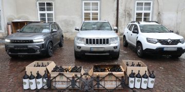 Львів передав військовим три автомобілі та 25 FPV-дронів на оптоволокні –