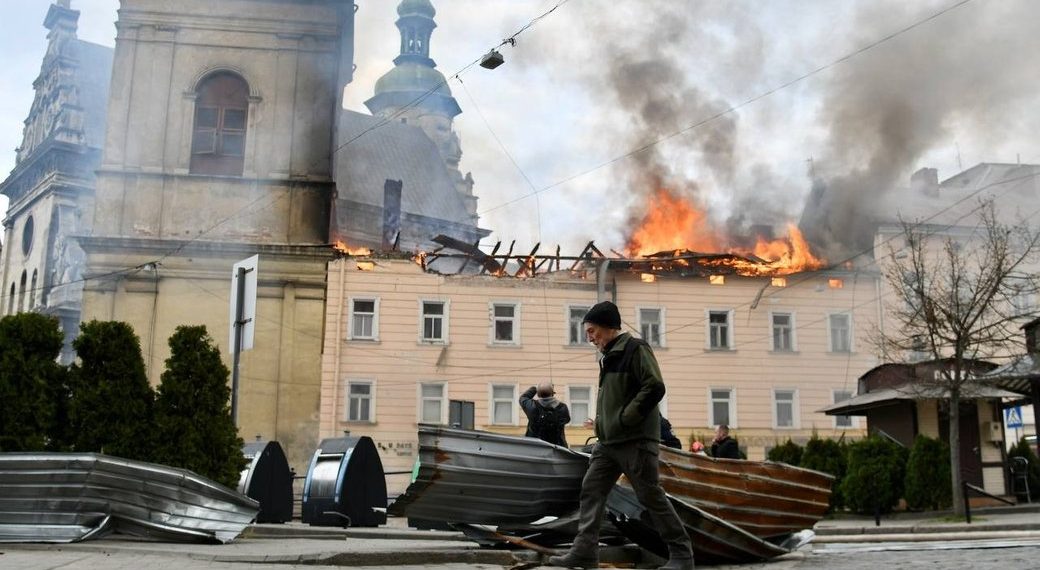 Львів продовжує долати наслідки обстрілу: троє травмованих ще перебувають у лікарнях –