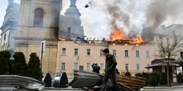 Львів продовжує долати наслідки обстрілу: троє травмованих ще перебувають у лікарнях –