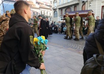Львів прощається з героєм Арсенієм Довгуном: церемонія похорону та спогади –