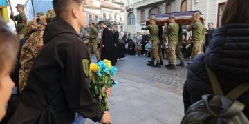 Львів прощається з героєм Арсенієм Довгуном: церемонія похорону та спогади –