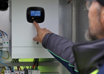 Львів запроваджує дистанційний моніторинг зарядки резервних живильників світлофорів –