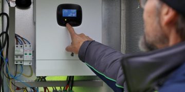 Львів запроваджує дистанційний моніторинг зарядки резервних живильників світлофорів –