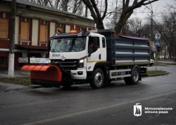 Миколаївські комунальники вже борються з ожеледицею »