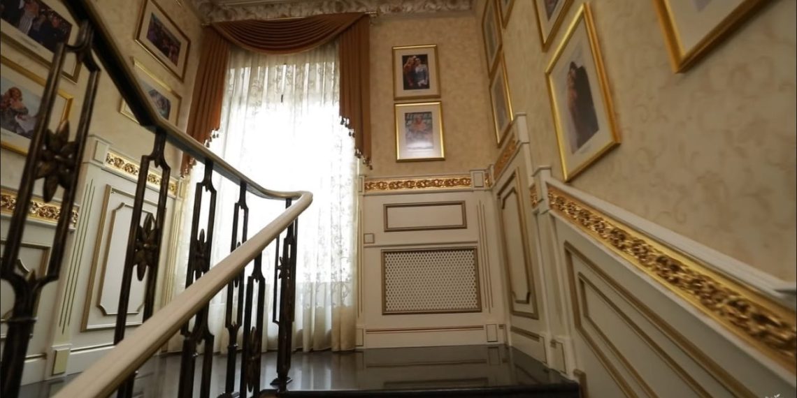 “Мінімум десятка”: 48-річна Камалія показала 2-поверховий маєток і розповіла, скільки платить за комуналку | Шоубизнес