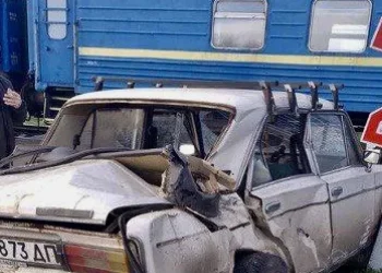 На Дніпропетровщині поїзд зіткнувся з легковиком