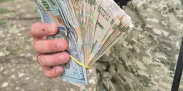 На Дніпропетровщині прикордонник вивозив чоловіків за кордон