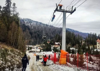 На горі Захар Беркут у Карпатах туристи зависли над прірвою: як знімали десятки людей з підйомника