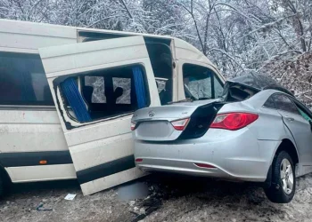 На Київщині сталася смертельна ДТП за участі маршрутки та легковика