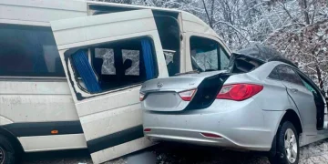 На Київщині сталася смертельна ДТП за участі маршрутки та легковика