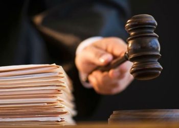 На Львівщині суд покарав батьків учнів, які перекинули відро зі сміттям на асистента вчителя –