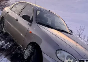 На трасі під Дніпром поліцейські витягали авто з кювету