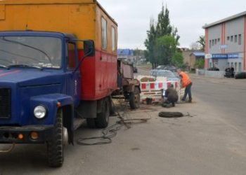 На вулиці Троїцькій замінюють аварійну ділянку водомережі »