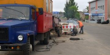 На вулиці Троїцькій замінюють аварійну ділянку водомережі »