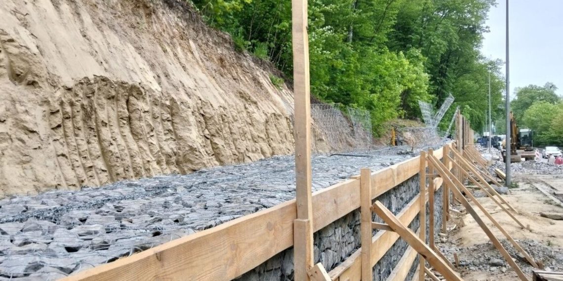 На в’їзді до Львова триває укріплення схилу: 40% габіонної стінки вже зведено –