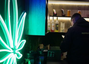 Наркотики замість речовин для фейпів: у Запоріжжі викрили злочинну групу