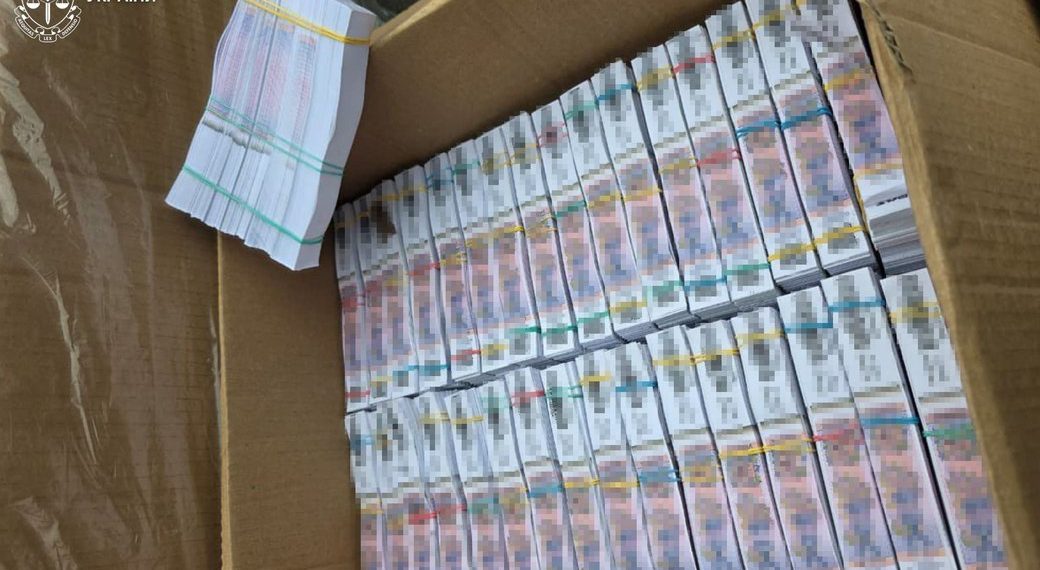 Неповнолітній син та його мати під судом за виготовлення підроблених акцизних марок –