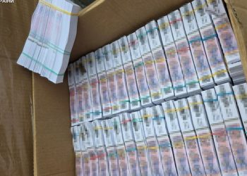 Неповнолітній син та його мати під судом за виготовлення підроблених акцизних марок –