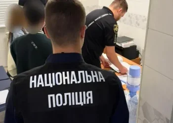 Незаконний обіг метадону: поліцейські Дніпра викрили медпрацівницю