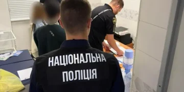 Незаконний обіг метадону: поліцейські Дніпра викрили медпрацівницю