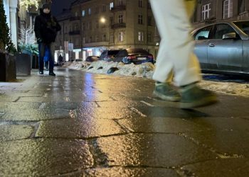 Ожеледиця та дощ у Львові: синоптики попереджають про небезпечну погоду, водіїв та пішоходів закликають до обережності –