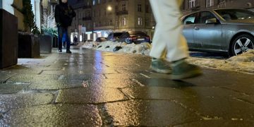 Ожеледиця та дощ у Львові: синоптики попереджають про небезпечну погоду, водіїв та пішоходів закликають до обережності –