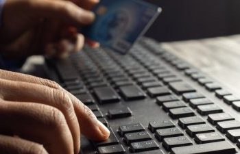 Перерахував шахраям 6 тисяч доларів США: у Миколаєві поліцейські встановлюють зловмисників »