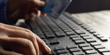 Перерахував шахраям 6 тисяч доларів США: у Миколаєві поліцейські встановлюють зловмисників »