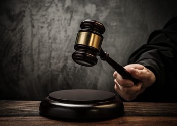Підпалив районний суд на замовлення куратора з рф: у Миколаєві за доказами слідчих поліції суд виніс вирок палію адмінбудівлі районного суду »