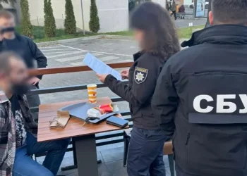 Підполковника Міноборони підозрюють у схемі переправлення чоловіків до Європи