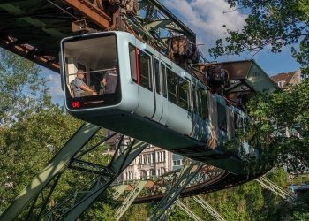 Підвісна залізниця у Вупперталі: як працює незвичайний міський транспорт | Політика