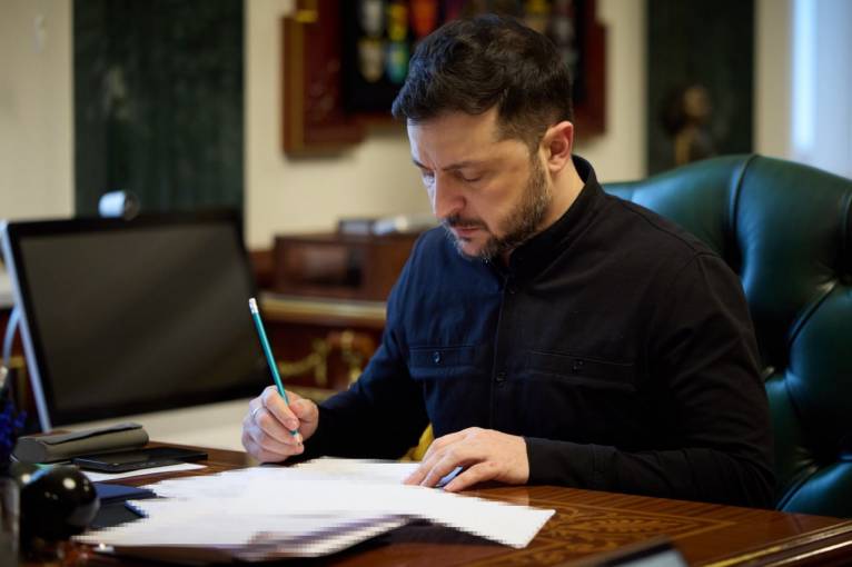 Погоджено кадрові зміни для посилення ППО та аудит постачання зброї у ЗСУ – Зеленський