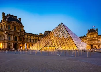 Пограбування століття: у Луврі вкрали коштовності французької корони за сім хвилин