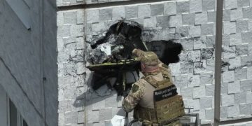 Попал, но не сдетонировал: Одессе БпЛА застрял в стене многоэтажки