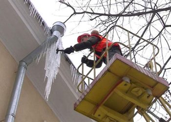 Попри очищення, бурулі знову наростають: у Львові за тиждень очистили майже 700 дахів –