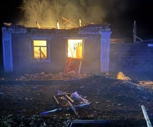 Пошкоджені житлові будинки внаслідок ворожого обстрілу: у Миколаєві поліцейські документують воєнний злочин рф »