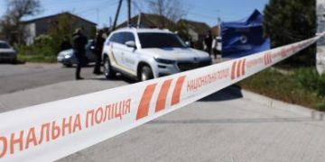 Постраждали пʼятеро людей, пошкоджені будинки та авто – у Миколаєві поліцейські документують воєнний злочин рф »