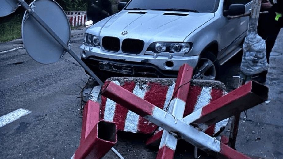 Протаранив блокпост: нетверезого водія переслідували патрульні в Запоріжжі
