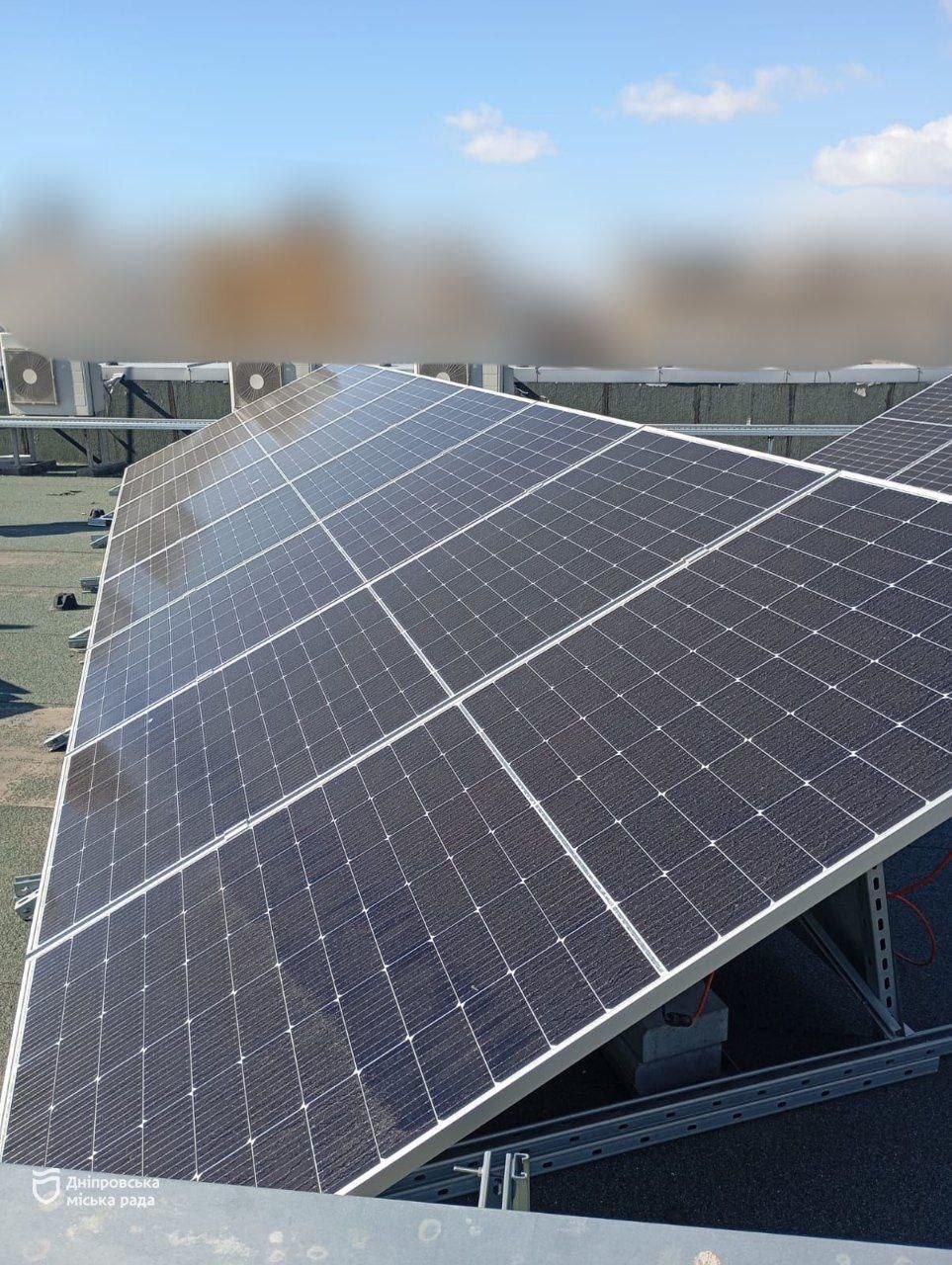 У Дніпрі на даху «Прозорого офісу» встановили 56 сонячних панелей