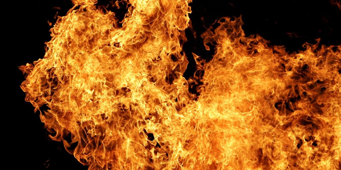 Ранкова пожежа у Львові: через інвертор зайнявся дах житлового будинку –