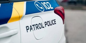 Рятували одного, затримали іншого: під час виклику патрульні виявили у запоріжця наркотики