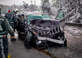 Рятувальна операція після ДТП на Київщині: чоловіка витягли з понівеченого авто