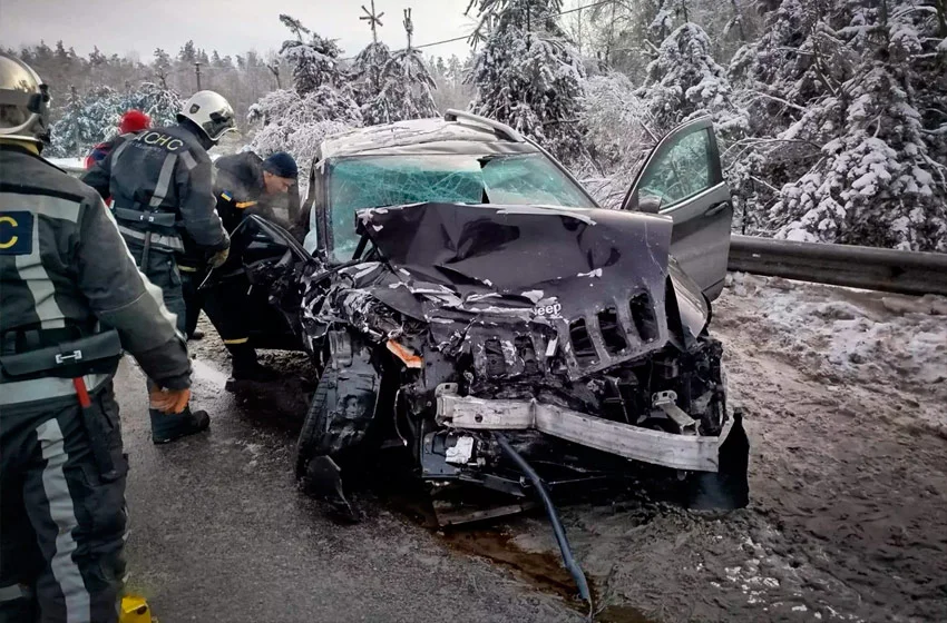 Рятувальна операція після ДТП на Київщині: чоловіка витягли з понівеченого авто